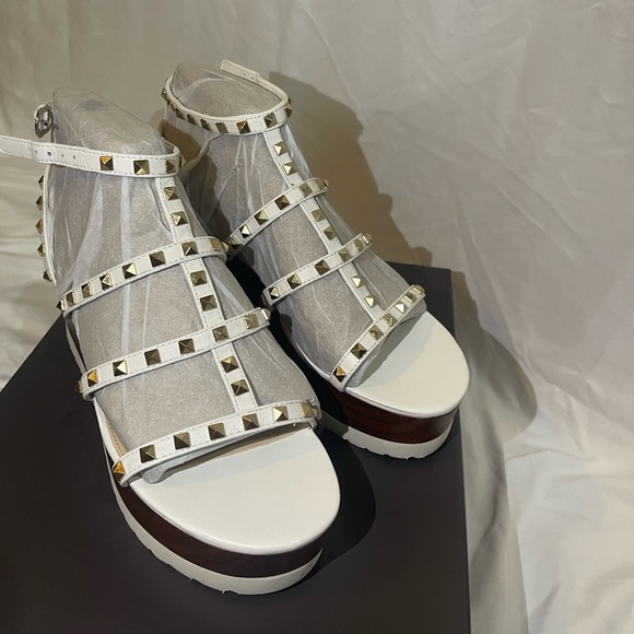 NEW Vince Camuto Strapped Gold and White Wedges! - Picture 6 of 6